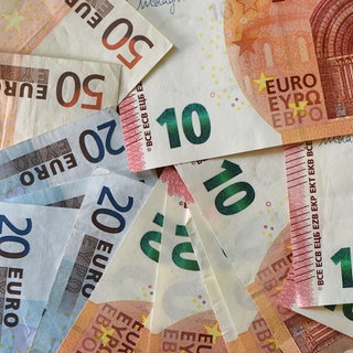 Viele Euro-Geldscheine. RLP erhält davon in den kommenden beiden Jahren mehr als im noch in Mai erwartet. 