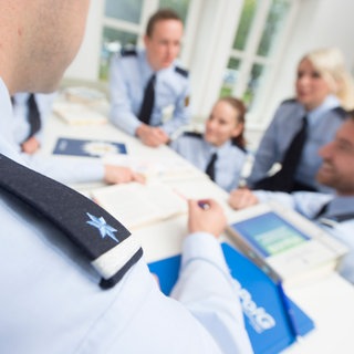 Polizeianwärterinnen und Polizeianwärter in einer Ausbildungssituation