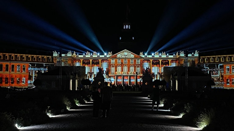 Das Karlsruher Schloss erstrahlt bei den Schlosslichtspielen im Stile eines anderen Schlosses. 