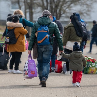 Geflüchtete kommen in einer Landeserstaufnahmestelle in Baden-Württemberg an