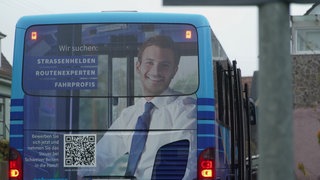 "Wir suchen Straßenhelden Routenexperten Fahrprofis" steht auf einem Bus des Unternehmens Schweizer aus dem Waldachtal (Kreis Freudenstadt). 