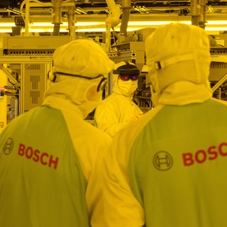 Mitarbeiter in der Halbleiterfabrik von Bosch.