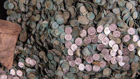 Alte Silbermünzen liegen in einer Vitrine im Alamannenmuseum.