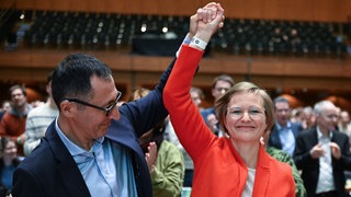 Cem Özdemir (Grüne), Bundeslandwirtschaftsminister, gratuliert Franziska Brantner, die Bundesvorsitzende der Grünen, beim Landesparteitag der Grünen in Baden-Württemberg zu ihrer Wahl für den Listenplatz 1 für die Bundestagswahl.