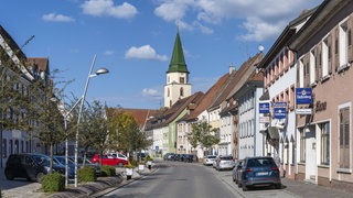 Die Hauptstraße, Ortsdurchfahrt von der Stadt Hüfingen mit der Kirche St. Verena.