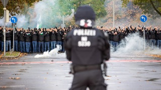Fanmarsch von Fans von Hannover 96 zum Stadion. Die Polizei begleitet das als Hochrisikospiel eingestufte Derby mit einem Großaufgebot. In Karlsruhe wird heute darüber entschieden, wer bei Hochrisikospielen im Fußball für die Mehrkosten der Polizei aufkommen muss.