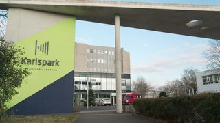 Das Logo und das Eingangstor zum Karlspark in Karlsruhe