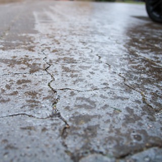 Glatteis auf einer Straße in Baden-Württemberg- Am Mittwoch wird landesweit vor Glätte gewarnt.