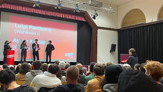 Vier Sprecherinnen und Sprecher auf der Bühne beim Wahlkampfauftakt der Linken in Stuttgart.