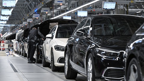 Gesamtmetall-Chef Wolf erwartet einen Wegfall von rund 40.000 Jobs in der Autoindustrie in Baden-Württemberg. In der Factory 56 im Merecdes-Benz Werk in Sindelfingen stehen in der Fertigung von Oberklasse- und Luxus fahrzeugen am Ende der Produktion Fahrzeuge aufgereiht.