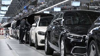 Gesamtmetall-Chef Wolf erwartet einen Wegfall von rund 40.000 Jobs in der Autoindustrie in Baden-Württemberg. In der Factory 56 im Merecdes-Benz Werk in Sindelfingen stehen in der Fertigung von Oberklasse- und Luxus fahrzeugen am Ende der Produktion Fahrzeuge aufgereiht.