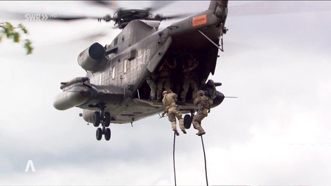 Hubschraubereinsatz: Einsatzkräfte des Kommando Spezialkräfte bei einer Manöverübung.