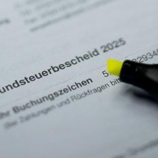 Grundsteuerbescheid steht auf einem Brief. In Neckarsulm haben mehrere Menschen den falschen Bescheid für die Grundsteuer 2025 bekommen.