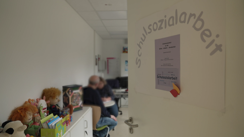 Schulsozialarbeiter sind Ansprechpartner für Lehrkräfte, Schülerinnen und Schüler und Eltern. Sie entlasten Lehrkräfte im Arbeitsalltag und bieten Eltern und Schülern Unterstützung an.