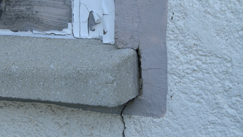 Die Farbe blättert von einem alten Holzfenstern der Albert-Schweitzer-Schule in Herrenberg (Kreis Böblingen). Viele Schulen wie diese in BW sind seit Jahrzehnten sanierungsbedürftig. 