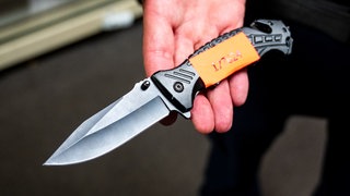 Messer werden bei der Polizei oft als Beweismittel sichergestellt. BW-Justizminister sieht eine Lücke im Strafgesetz bezüglich Messer und Autos.