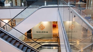Rolltreppen in einem Galeria-Kaufhaus.