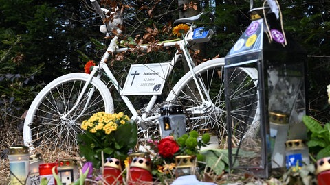 Bei einer Fahrrad-Demonstration für den bei einem Unfall gestorbenen Radaktivisten Andreas Mandalka wurde an der Unfallstelle ein "Ghostbike" aufgestellt.