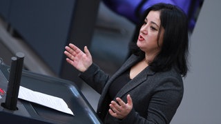 Gökay Akbulut (Linke) spricht im Deutschen Bundestag. Die Abgeordnete hatte nach einer Zugfahrt Fußballfans beschuldigt, sie angegriffen und belästigt zu haben.