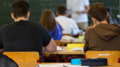 Schülerinnen und Schüler sitzen in einem Klassenzimmer.