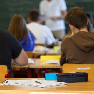 Schülerinnen und Schüler sitzen in einem Klassenzimmer.