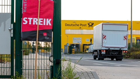 ver.di ruft erneut zu Warnstreiks bei der Deutschen Post in Baden-Württemberg auf. Ein Schild der Gewerkschaft Verdi mit der Aufschrift "Heute Streik" steht vor der Deutsche-Post-DHL-Niederlassung im Stadtteil Anderten. (Symbolbild)