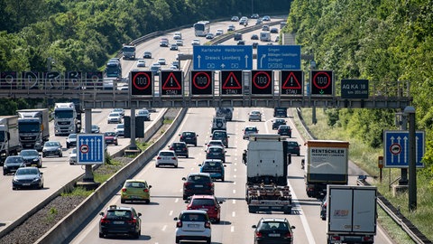 Verkehrsteilnehmer stehen bei Stuttgart im Stau.