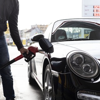 Ein Porsche an einer Tankstelle: Der Stuttgarter Sportwagenbauer will wieder mehr auf Verbrenner setzen.