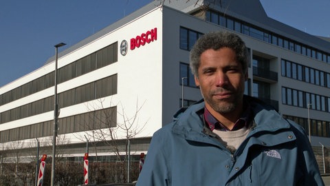 Michael Fiedler, Software-Entwickler aus Waiblingen, im Hintergrund ein Firmengebäude von Bosch