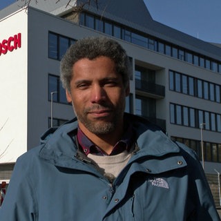 Michael Fiedler, Software-Entwickler aus Waiblingen, im Hintergrund ein Firmengebäude von Bosch