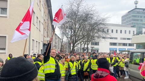 Bei einer Protestaktion auf dem Berliner Platz in Heilbronn sind laut ver.di etwa 1.000 bis 1.500 Beschäftigte im öffentlichen Dienst zusammengekommen. 