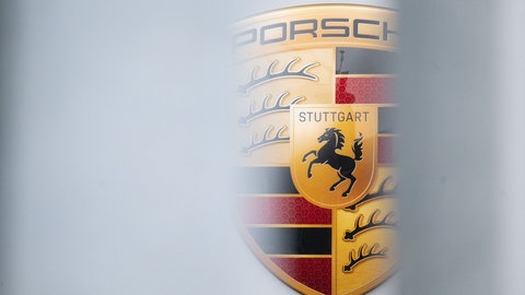 Ein Logo der Porsche AG ist am Stammwerks des Automobilbauers zu sehen. Der Betriebsrat von Porsche ist am Mittwoch geschlossen zurückgetreten.
