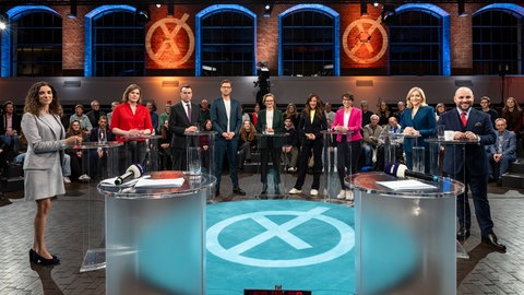 Die sieben Spitzenpolitiker aus BW in der Wahlarena zusammen mit den Moderatoren Florian Weber und Steffi Haiber.