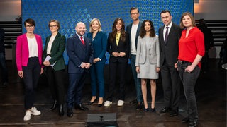 Die sieben Spitzenpolitiker aus BW in der Wahlarena zusammen mit den Moderatoren Florian Weber und Steffi Haiber.