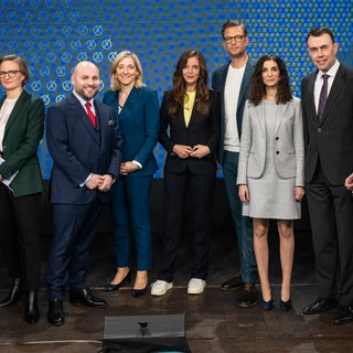 Die sieben Spitzenpolitiker aus BW in der Wahlarena zusammen mit den Moderatoren Florian Weber und Steffi Haiber.