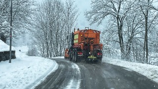 Der Winterdienst ist mit Streufahrzeugen auf der Schwäbischen Alb unterwegs.