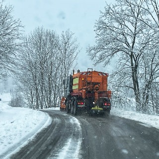 Der Winterdienst ist mit Streufahrzeugen auf der Schwäbischen Alb unterwegs.