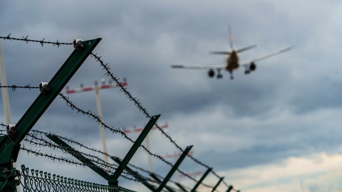 (Symbolbild) Ein Flugzeug befindet sich im Landeanflug auf den Rheinmain-Airport.
