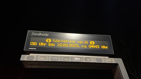 Ein Schild an einer Haltestelle weist auf den Warnstreik im Nahverkehr hin.