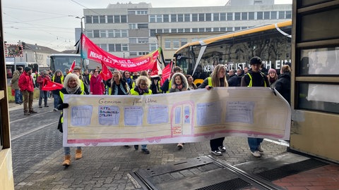 ÖPNV-Streikende in Karlsruhe demonstrieren am Freitag.