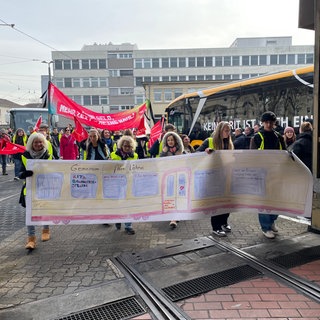 ÖPNV-Streikende in Karlsruhe demonstrieren am Freitag.