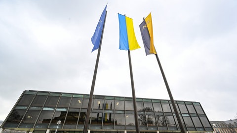 Am Landtag in Stuttgart wurde zwischen den Flaggen von Europa und Baden-Württemberg die Flagge der Ukraine gehisst (Symbolfoto).