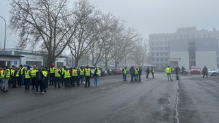 Menschen stehen mit Westen der Gewerkschaft ver.di auf einem Platz. Die Gewerkschaft ver.di hat zu Warnstreiks im öffentlichen Personennahverkehr aufgerufen. Auch in Konstanz wird gestreikt.