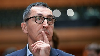 Cem Özdemir (Grüne), Bundeslandwirtschaftsminister, sitzt beim Landesparteitag 2024 der Grünen in Baden-Württemberg in der ersten Reihe.