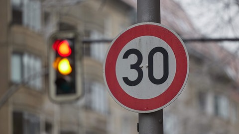 (Symbolbild) Ein Schild weist Autofahrer auf der Torstraße auf Tempo 30 hin