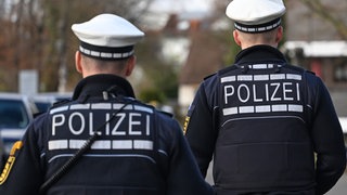 Der Schriftzug "Polizei" auf der Dienstkleidung von Polizisten.