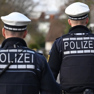Der Schriftzug "Polizei" auf der Dienstkleidung von Polizisten.