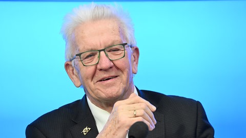 Winfried Kretschmann (Bündnis 90Die Grünen), Ministerpräsident von Baden-Württemberg, antwortet im Landtag bei einer Pressekonferenz auf Fragen von Journalisten. Er äußert sich auch zu den Ergebnissen der Bundestagswahl.