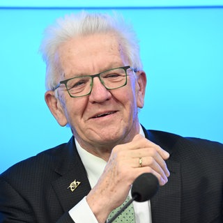Winfried Kretschmann (Bündnis 90Die Grünen), Ministerpräsident von Baden-Württemberg, antwortet im Landtag bei einer Pressekonferenz auf Fragen von Journalisten. Er äußert sich auch zu den Ergebnissen der Bundestagswahl.