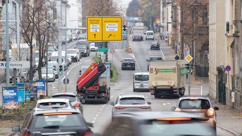 Autos fahren durch eine Straße. Die Deutsche Umwelthilfe hat gegen drei Städte in Baden-Württemberg wegen ihrer fehlenden Lärmaktionspläne geklagt.